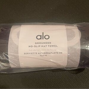 COPY - - Alo Grounded No-Slip Towel in black